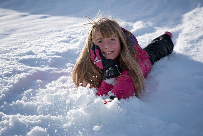 Обои картинки фото разное, дети, девочка, куртка, снег, зима