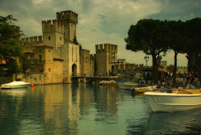 Обои картинки фото castle, scaligero, on, lake, garda, города, дворцы, замки, крепости, лодки, замок, озеро