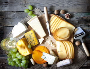 Картинка еда сырные+изделия виноград ломтики грецкие орехи вино белое сыр стол бокал
