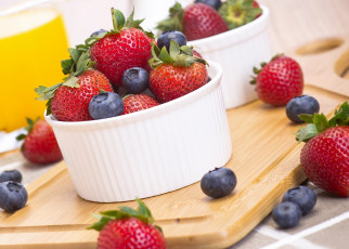 Картинка еда фрукты +ягоды черника клубника посуда ягоды лето доска