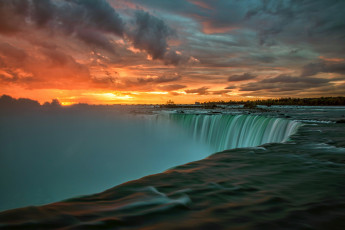 обоя sunrise at niagara falls,  ontario, природа, водопады, рассвет, тучи, река, водопад