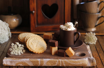 Картинка еда мороженое +десерты доска блюдце чашка конфеты сладости печенье сливки кофе