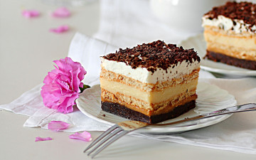 Картинка еда пирожные +кексы +печенье шоколад крем десерт розовые вилка тарелка цветы торт пирожное