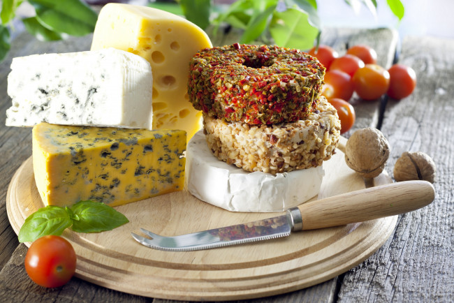 Обои картинки фото еда, сырные изделия, грецкие, орехи, помидоры, сыр, зелень, нож