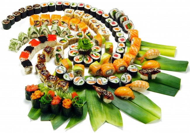 Обои картинки фото еда, рыба,  морепродукты,  суши,  роллы, лосось, красная, икра, морепродукты, чёрная, японская, кухня, роллы, суси, листья, зелень, суши, украшения, сервировка, japan, food, sushi, нарезка, тунец, креветки, рис, ломтики