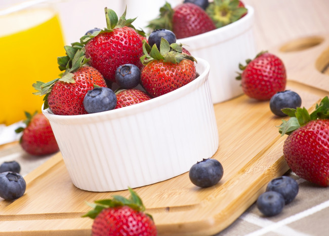 Обои картинки фото еда, фрукты,  ягоды, черника, клубника, посуда, ягоды, лето, доска