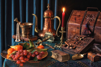 Картинка еда натюрморт ожерелье сундук ступка медь груши свеча фрукты специи кофейник книга мандарины виноград