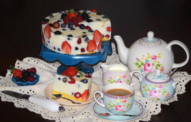 Обои картинки фото еда, торты, торт, ягоды, кофе, сервиз, клубника, малина, голубика