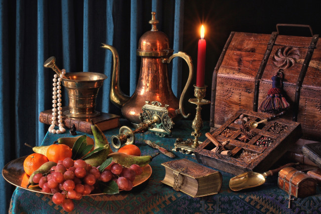 Обои картинки фото еда, натюрморт, ожерелье, сундук, ступка, медь, груши, свеча, фрукты, специи, кофейник, книга, мандарины, виноград
