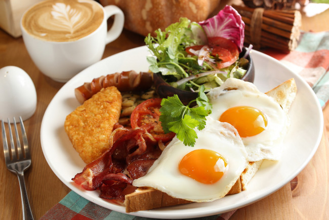 Обои картинки фото еда, Яичные блюда, завтрак, яичница, бекон, салат, помидор, кофе, тост