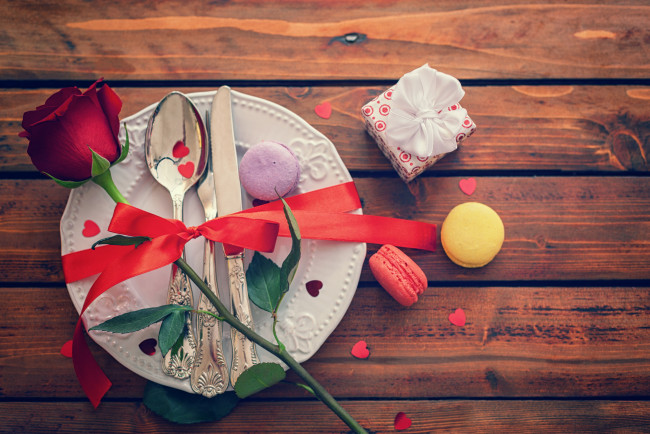 Обои картинки фото праздничные, сервировка, конфетти, подарок, пирожные, бант, лента, роза, цветок, тарелка, доски, праздник