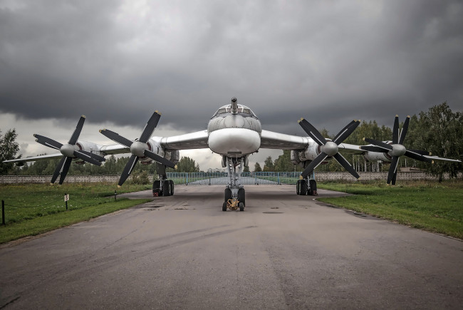 Обои картинки фото tu-95, авиация, авиационный пейзаж, креатив, бомбардировщик