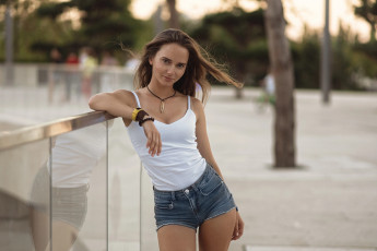 Картинка девушки -unsort+ брюнетки темноволосые ожерелье женщины на улице глубина резкости брюнетка смотрит зрителя боке galyaev evgeniy джинсовые шорты топ модель