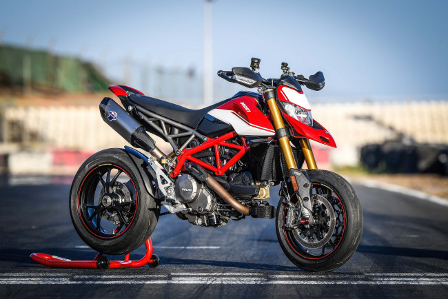 Обои картинки фото 2019 ducati hypermotard 950 sp, мотоциклы, ducati, трек, мотоцикл, 2019, hypermotard, 950, sp, дукати