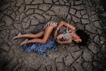 Картинка девушки -unsort+ брюнетки темноволосые девушка модель красотка брюнетка поза взгляд земля высохшая трещины спит