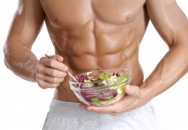 Обои картинки фото мужчины, -unsort, салат, мышцы, абс, белый, фон, питание, мускулистые, в, помещении, чашка, простой, крупным, планом