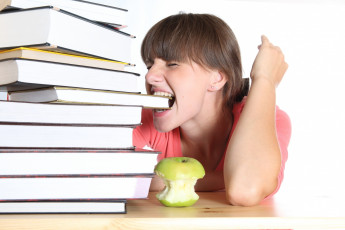 Картинка разное канцелярия книги учеба надоело девушка школьница студентка яблоко