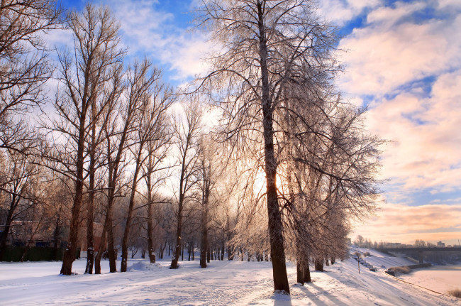Обои картинки фото природа, зима, дорога, снег, деревья, иней, облака