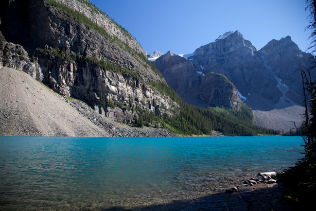 Обои картинки фото природа, реки, озера, альберта, канада, озеро, небо, горы, деревья