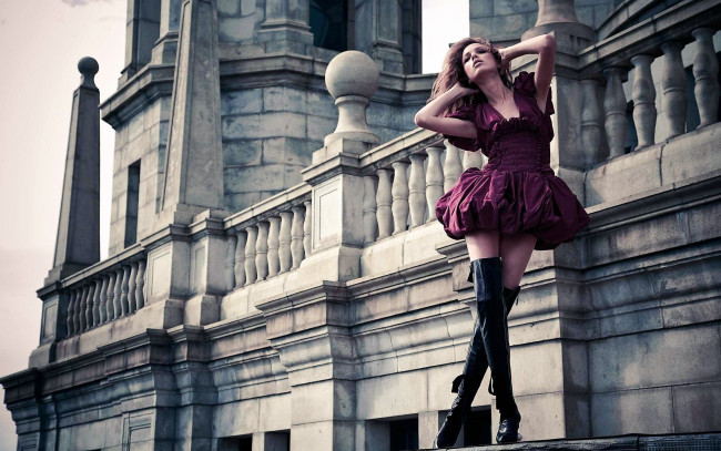 Обои картинки фото девушки, -unsort , рыжеволосые и другие, замок, ботфорты, сапоги, модель, платье