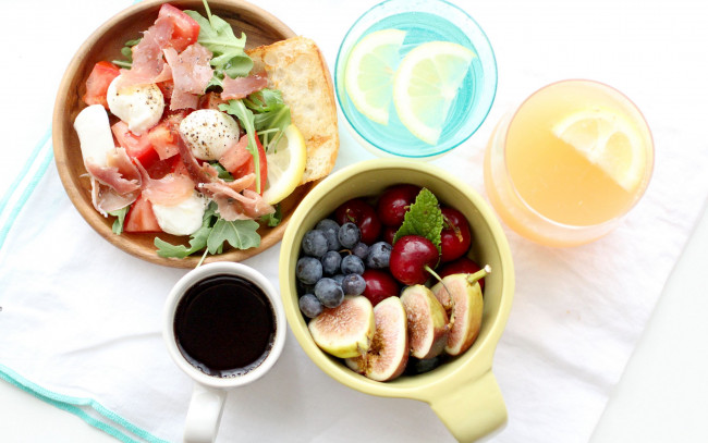 Обои картинки фото еда, разное, завтрак, кофе, сок, салат, виноград, вишни, черника