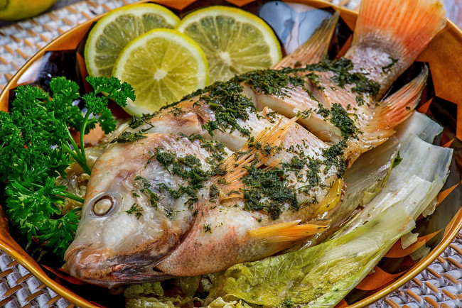 Обои картинки фото еда, рыбные блюда,  с морепродуктами, петрушка, запеченная, рыба, лимон