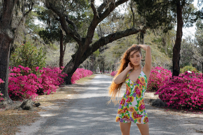 Обои картинки фото девушки, irene rouse, парк, цветы, платье, мини