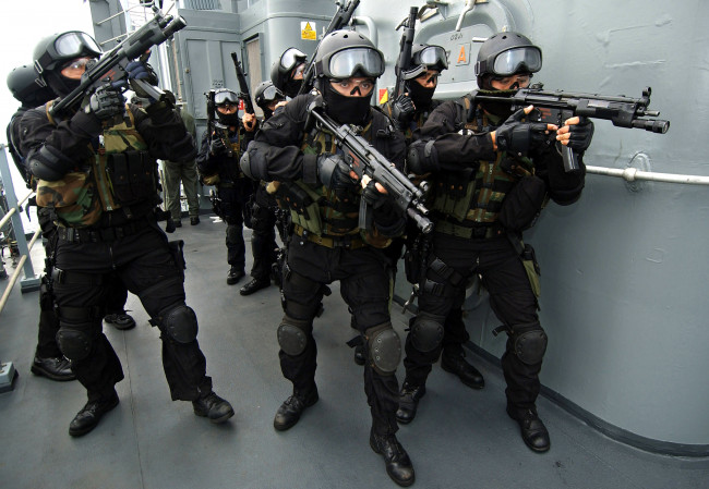 Обои картинки фото оружие, армия, спецназ, автоматы, каски