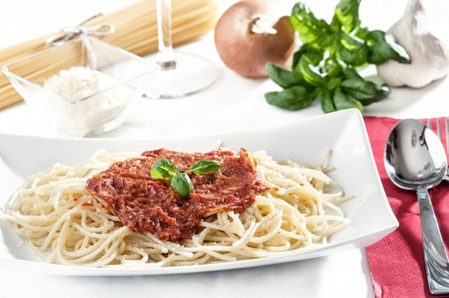 Обои картинки фото еда, макаронные, блюда, базилик, соус, спагетти