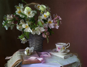 обоя цветы, альстромерия, букет, книга, чашка
