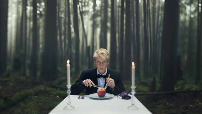 Обои картинки фото мужчины, - unsort, природа, лес, свечи, стол, яблоко, парень