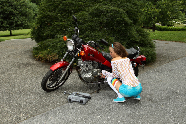 Обои картинки фото мотоциклы, мото с девушкой, фон, взгляд, девушка, малена, морган, мотоцикл