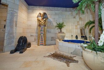 Картинка интерьер ванная+и+туалетная+комнаты египет статуи пальмы ванна