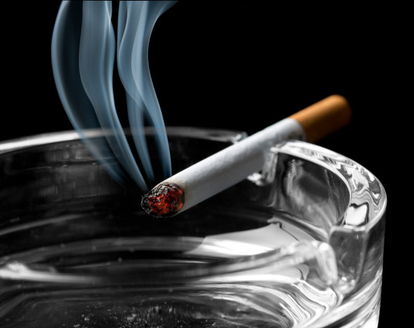 Обои картинки фото разное, курительные принадлежности,  спички, пепельница, сигарета, дым