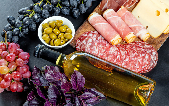 Обои картинки фото еда, разное, виноград, базилик, ветчина, сыр, оливки, салями