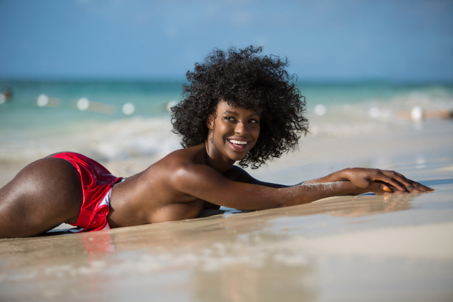 Обои картинки фото девушки, - темнокожие, девушка, модель, брюнетка, темнокожая, мулатка, чернокожая, пляж, вода, берег, песок, купальник, улыбка