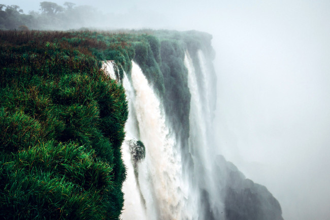 Обои картинки фото природа, водопады, водопад, туман, трава, обрыв