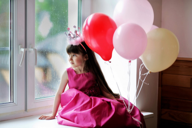 Обои картинки фото разное, дети, девочка, корона, шарики, окно