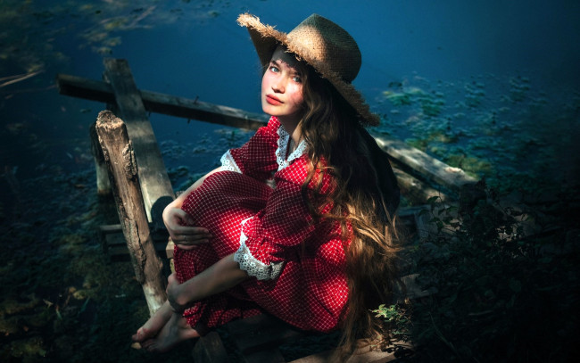 Обои картинки фото девушки, - брюнетки,  шатенки, русая, шляпа, платье, озеро, бревна