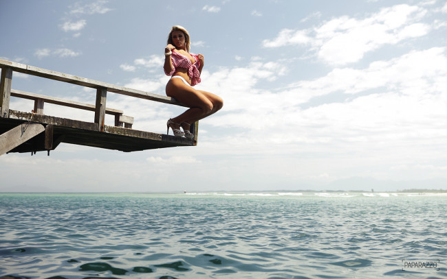 Обои картинки фото Fabiana Teixeira, девушки, море