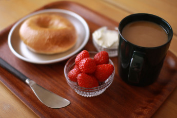 Картинка еда разное бублик клубника ягоды кофе завтрак