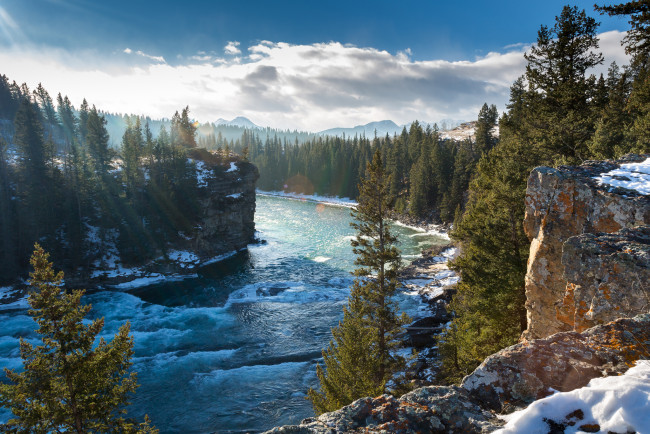 Обои картинки фото bow, river, alberta, canada, природа, реки, озера, деревья, зима, скалы, горы, канада, альберта, река, боу