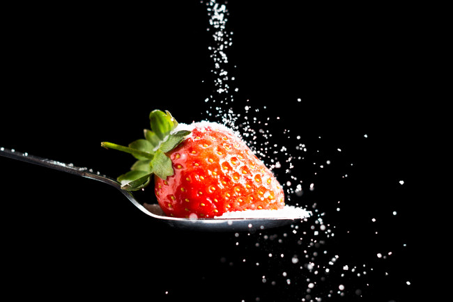 Обои картинки фото еда, клубника, земляника, ягода, сахар