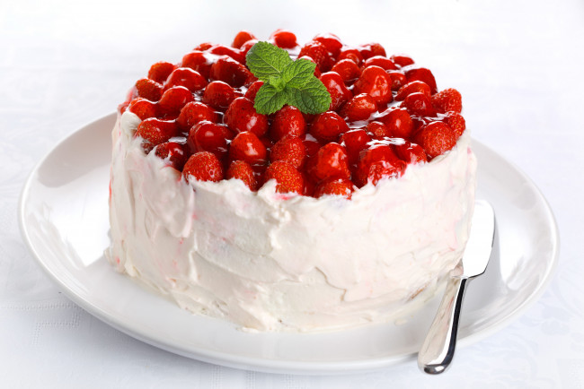 Обои картинки фото еда, пирожные, кексы, печенье, торт, ягоды, клубника, крем, нож
