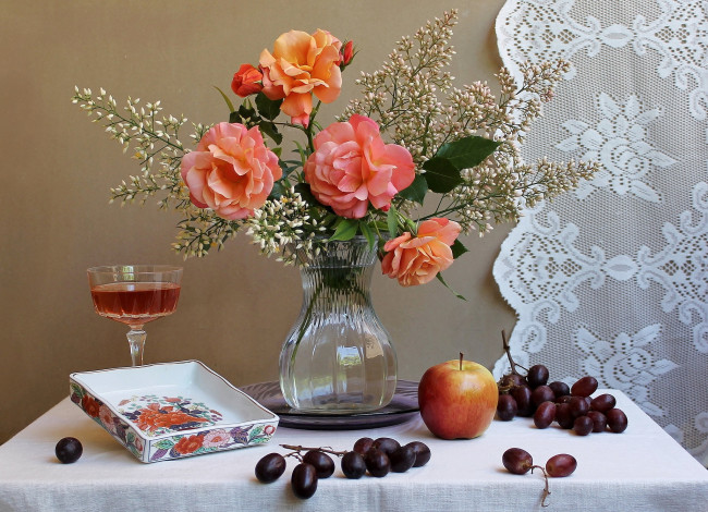 Обои картинки фото еда, натюрморт, розы, сирень, виноград, яблоко
