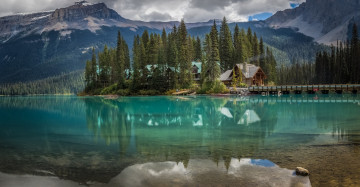 Картинка emerald+lake+restaurant города -+пейзажи озеро лес горы