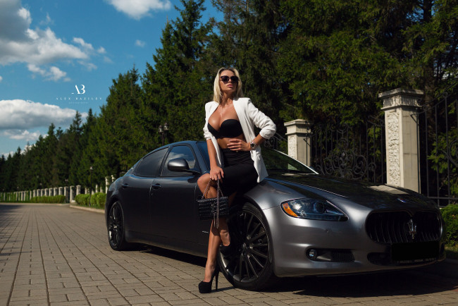 Обои картинки фото девушка и maserati, автомобили, -авто с девушками, maserati, блондинка, очки, эксклюзив, сумочка, автомобиль