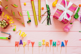 Картинка праздничные день+рождения колпаки свечи серпантин подарки