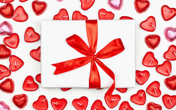 Картинка праздничные подарки+и+коробочки сердечки свечи коробка подарок