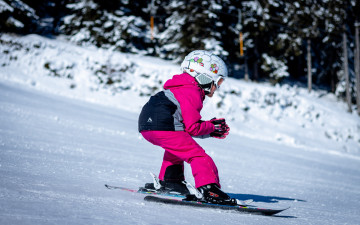Картинка спорт лыжный+спорт девочка шлем лыжи склон снег
